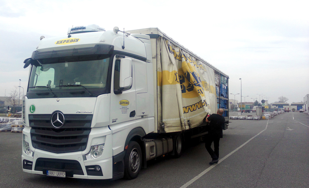 Loading a track in a european warehouse